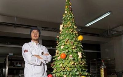 На Закарпатье из шоколада изготовили двухметровую елку