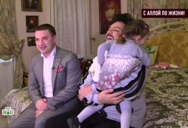 Дети Киркорова похвастались журналистам игрушками, которые им подарил папа