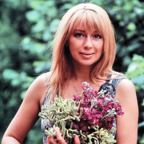 Российская певица Алена Апина