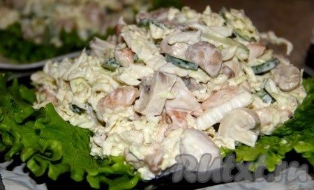  На блюдо выкладываем наш салат. 