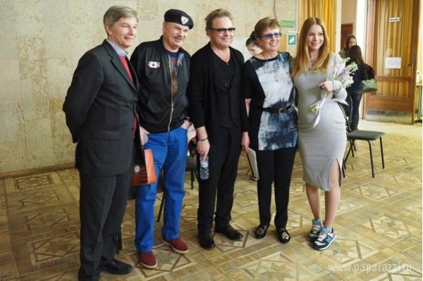 Владимир Пресняков приехала сдавать госэкзамены в институте вместе с беременной женой и отцом