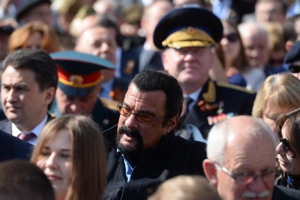 Стивен Сигал посетил парад ко Дню Победы в Москве