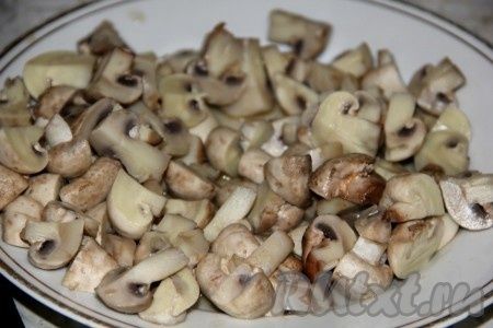  Шампиньоны отвариваем и разрезаем на 4 части. 