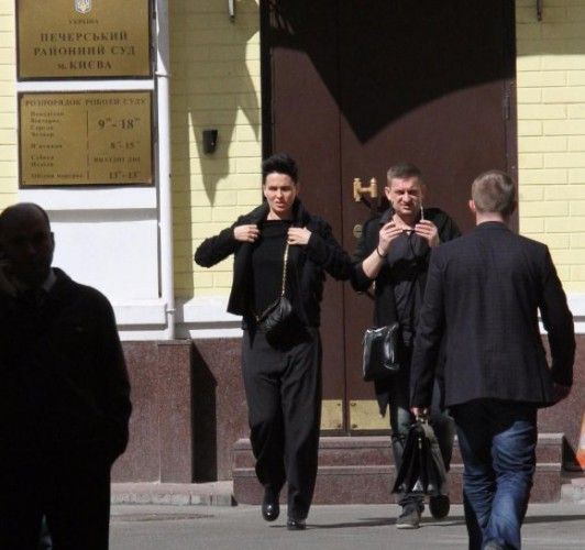 Даша Астафьева у здания суда.